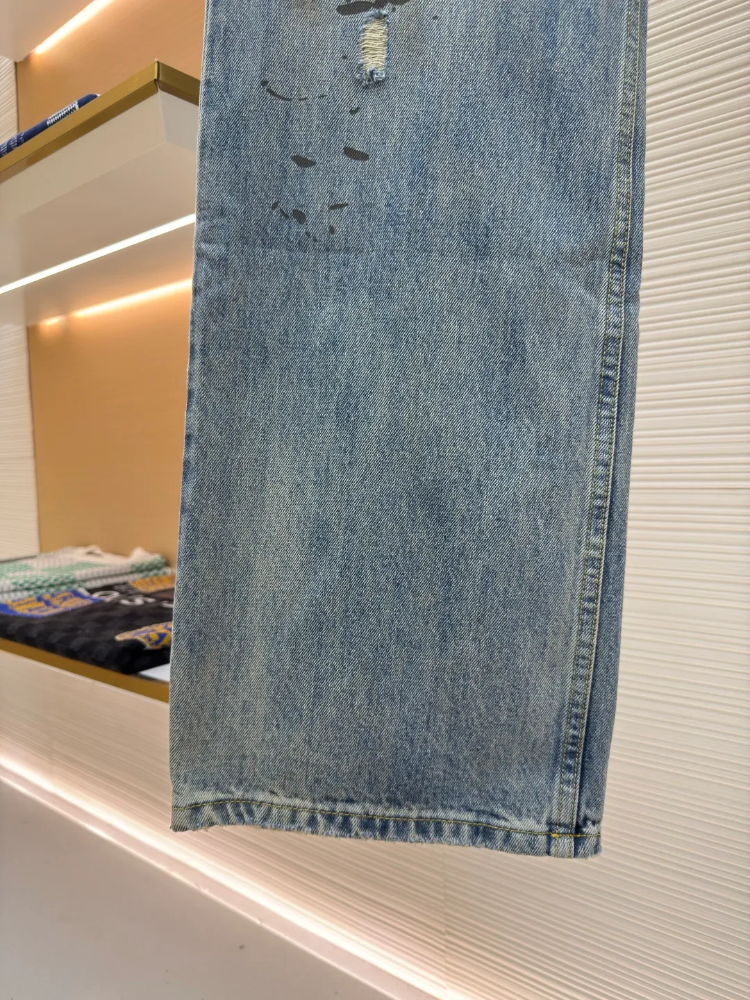 Acne Studios splash-ink straight-leg jeans ●Authentic product: purchased and developed by 3861 ●Item number: 1680381-A75 ●Material: denim fabric ●Technology: splash-ink production ●Version: Loose fit ●Weight: about 755 grams ●Size: 30-31-32-33 ●Description: Mid-waist wide-leg design, full-length trousers, presenting a relaxed and casual style. It is made of raw denim fabric blended with 60% cotton and 40% lyocell. It has been washed in light blue to show natural coloring and unique painted mark details. The five-pocket structure and button placket make the overall design both practical and fashionable. The organic cotton component in the fabric ensures comfort and environmental protection, while the use of cowhide patches adds a touch of sophistication. This pair of jeans not only pursues innovation in design, but also embodies the brand's high quality standards in terms of materials and craftsmanship. The overall wiring is straight and delicate, the fabric is comfortable and soft, and the color is consistent without color difference. It can be matched with the same style to create a fashionable look and control various occasions. Customized accessories, complete with three standards, same style for men and women!